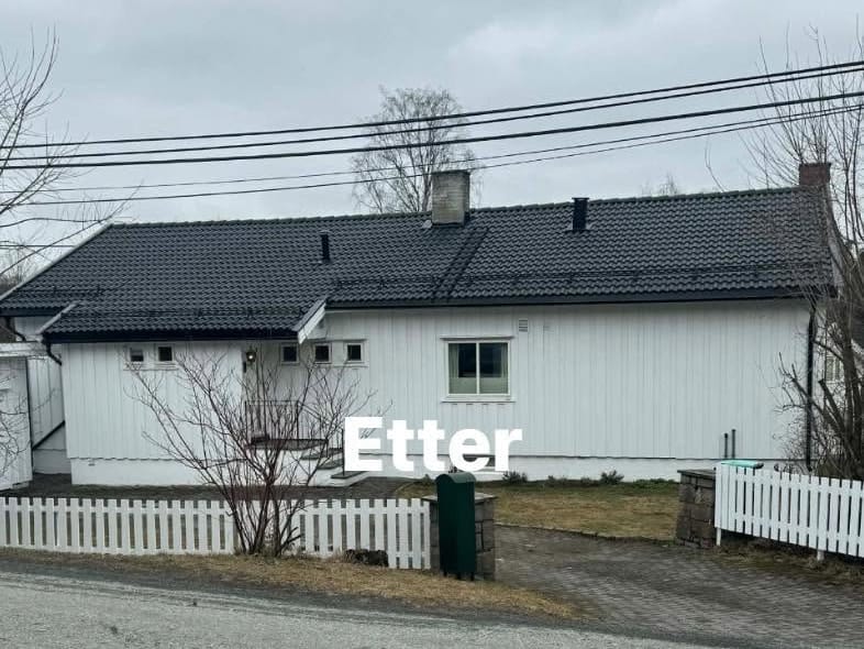 Huset på Bekkestua etter omleggingen, med nytt svart tak.